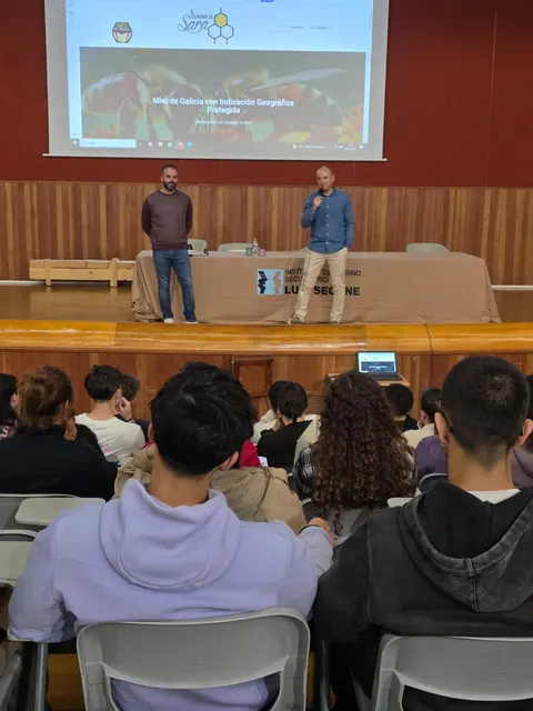 Charla no salón de actos ante o alumnado