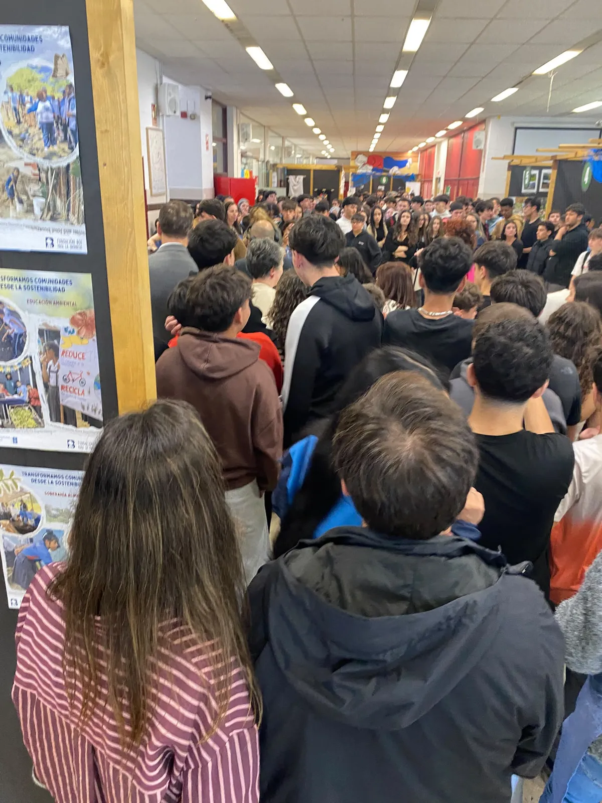 Corredor do IES Luís Seoane cheo de xente durante a Feira