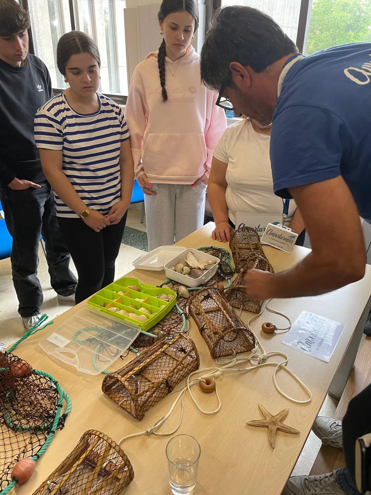 Alumnado nun stand de artesanía na IV Feira da Sostibilidade