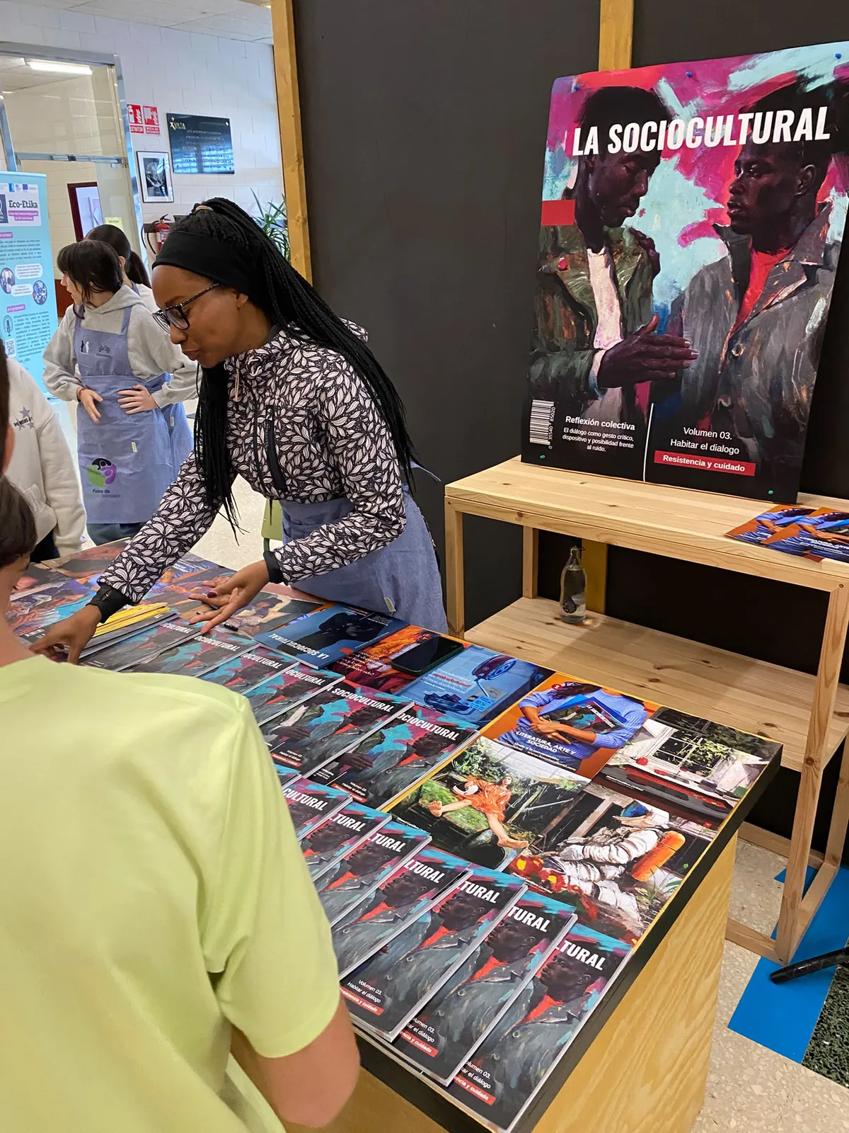 Stand de La Sociocultural con libros e carteis